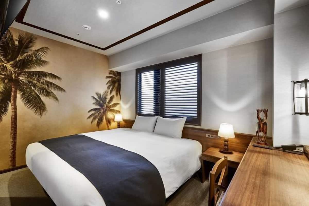 1 habitación, caja de seguridad en la habitación y escritorio