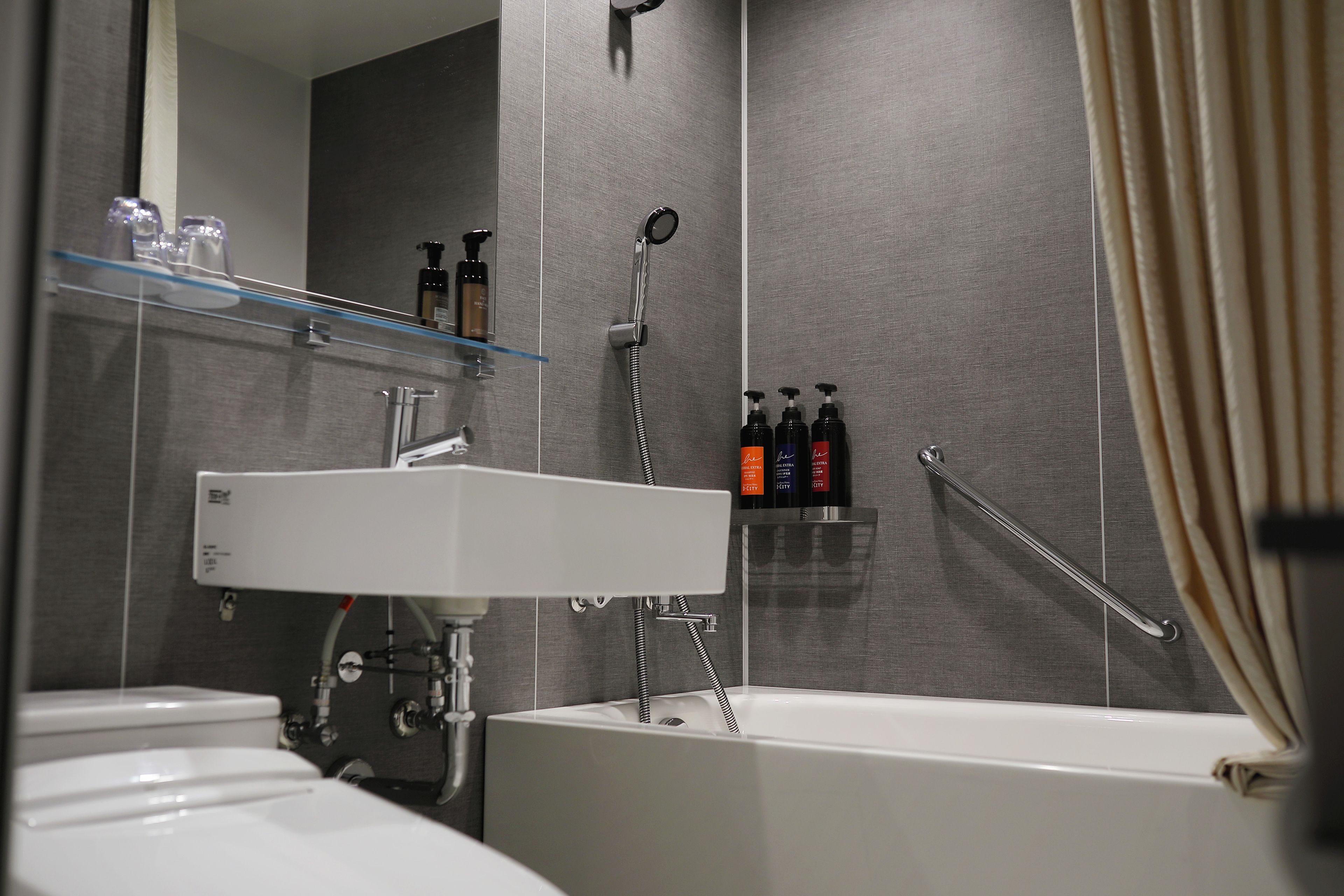 combined shower/bathtub, deep-soaking bathtub, free toiletries