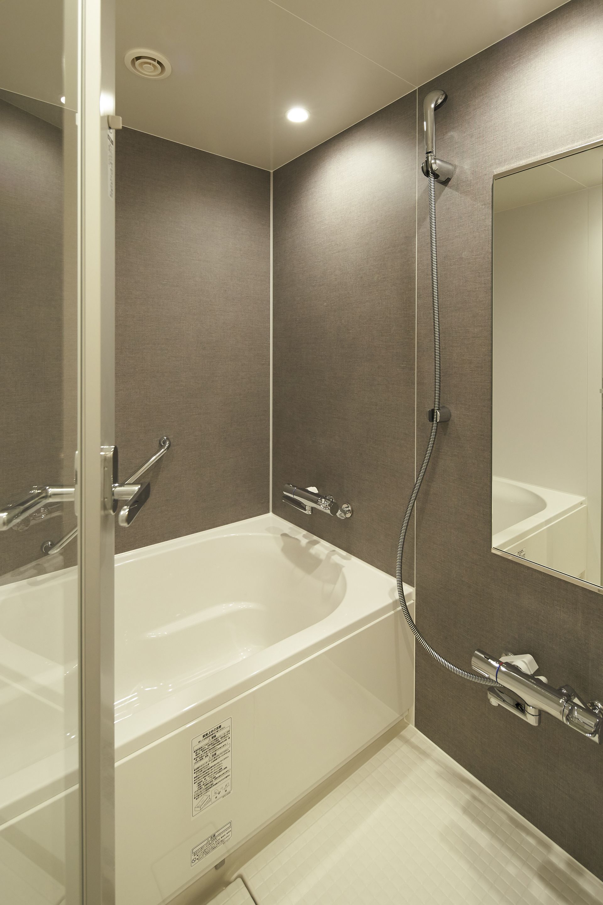 combined shower/bathtub, deep-soaking bathtub, free toiletries