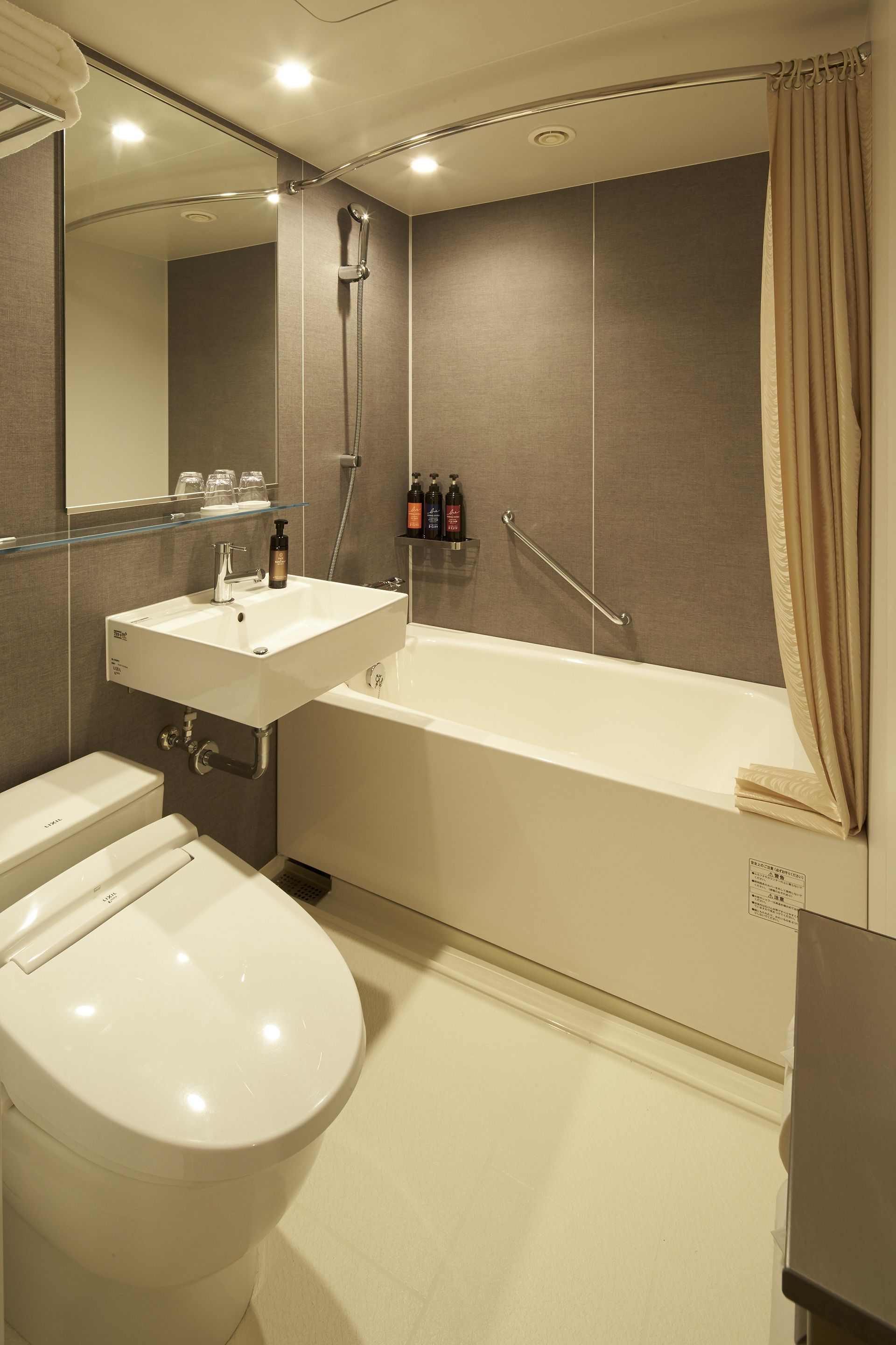 standard twin room | bathroom | combined shower/bathtub, deep-soaking bathtub, free toiletries