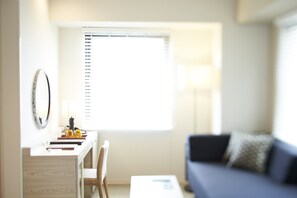 Zimmersafe, Schreibtisch, Verdunkelungsvorhänge, schallisolierte Zimmer