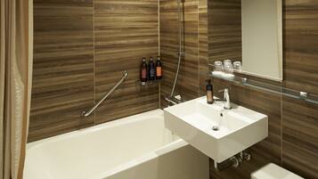 スタンダード ツインルーム 禁煙 | バスルーム | シャワー付き浴槽、深めの浴槽、バスアメニティ (無料)、ヘアドライヤー