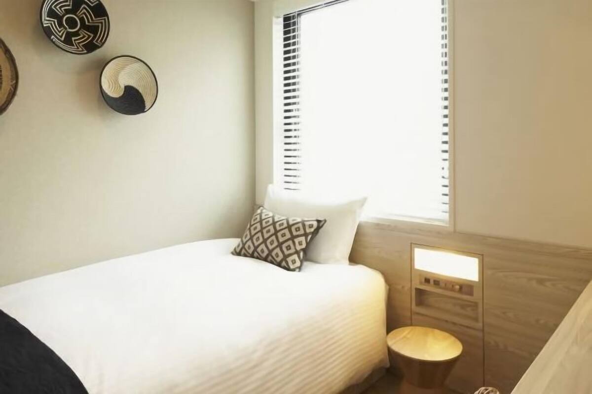 Una cassaforte in camera, una scrivania, tende oscuranti