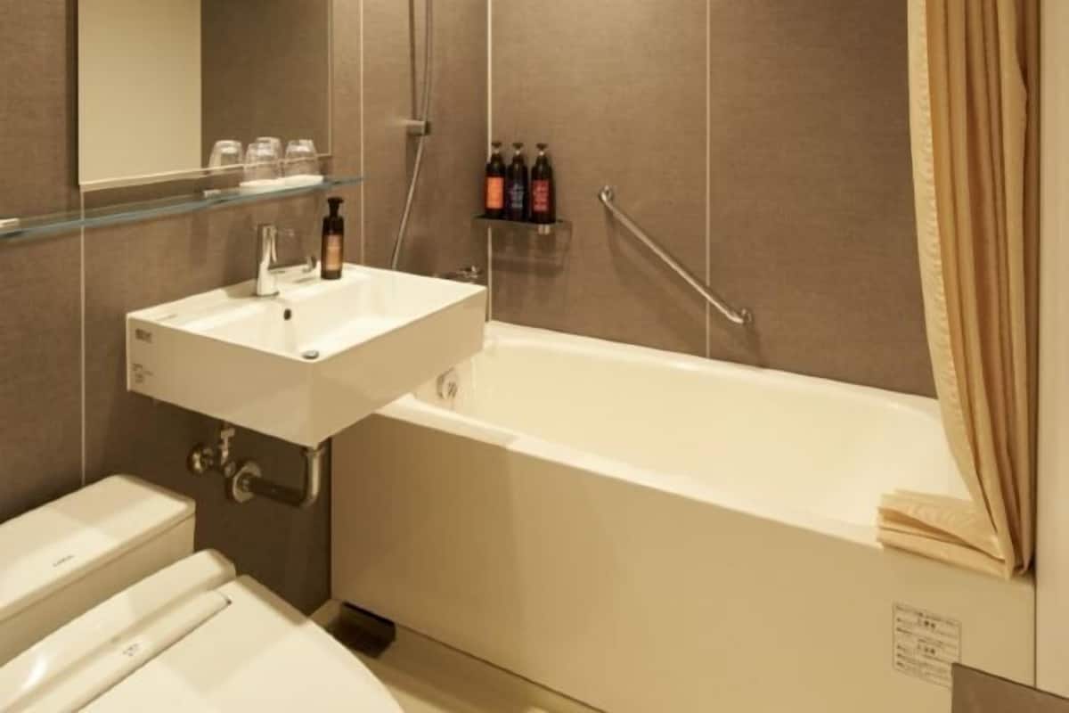 Badeværelse | Kombination af bruser/badekar, dybe badekar, gratis toiletartikler