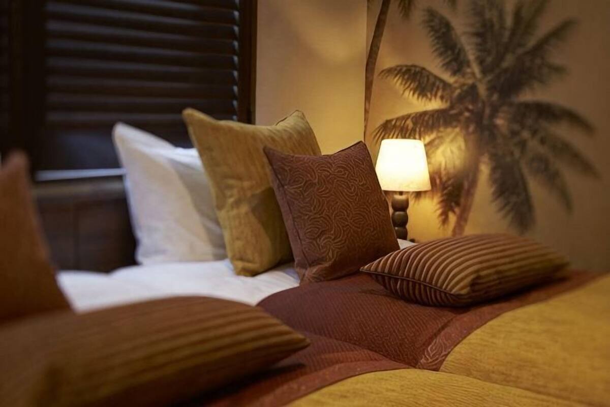 Cofres nos quartos, escrivaninha, cortinas blackout
