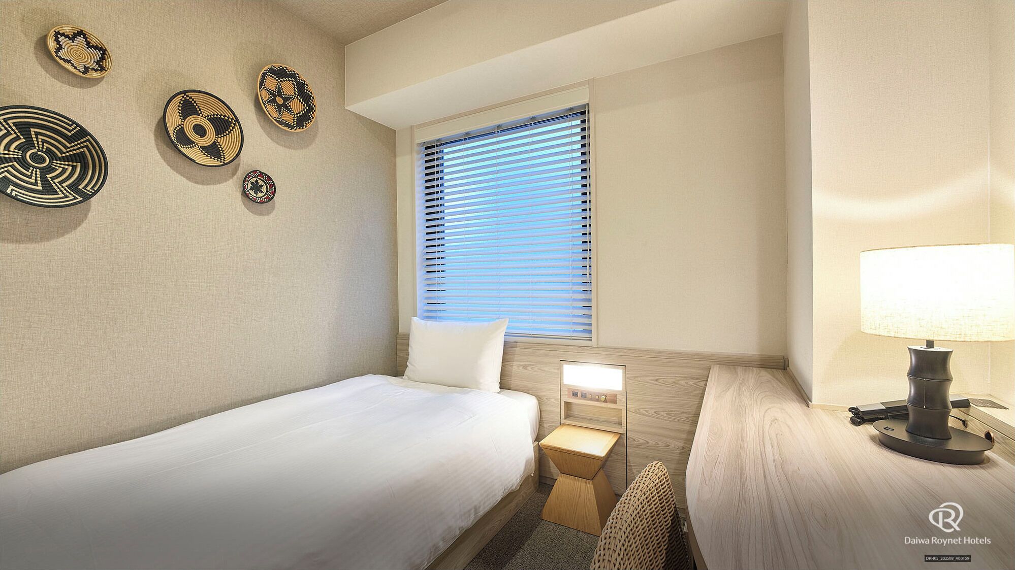 Värdeförvaringsskåp på rummet, skrivbord och mörkläggningsgardiner