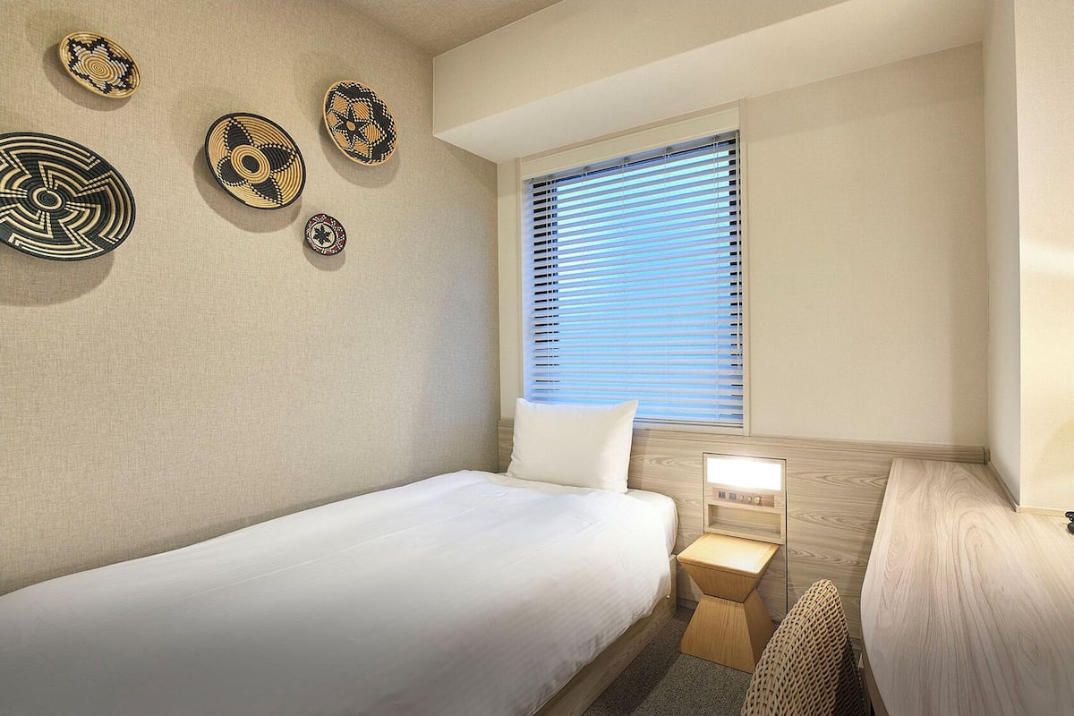 Värdeförvaringsskåp på rummet, skrivbord och mörkläggningsgardiner