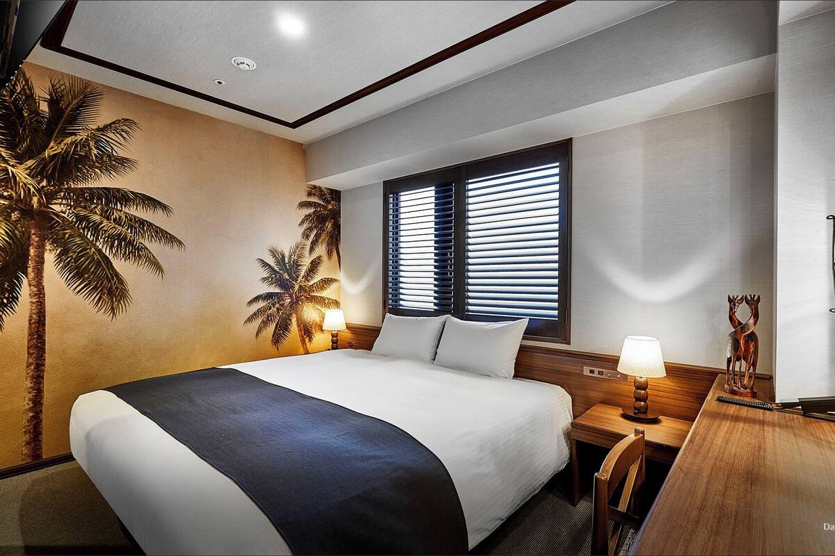 Caja de seguridad en la habitación, escritorio y cortinas blackout