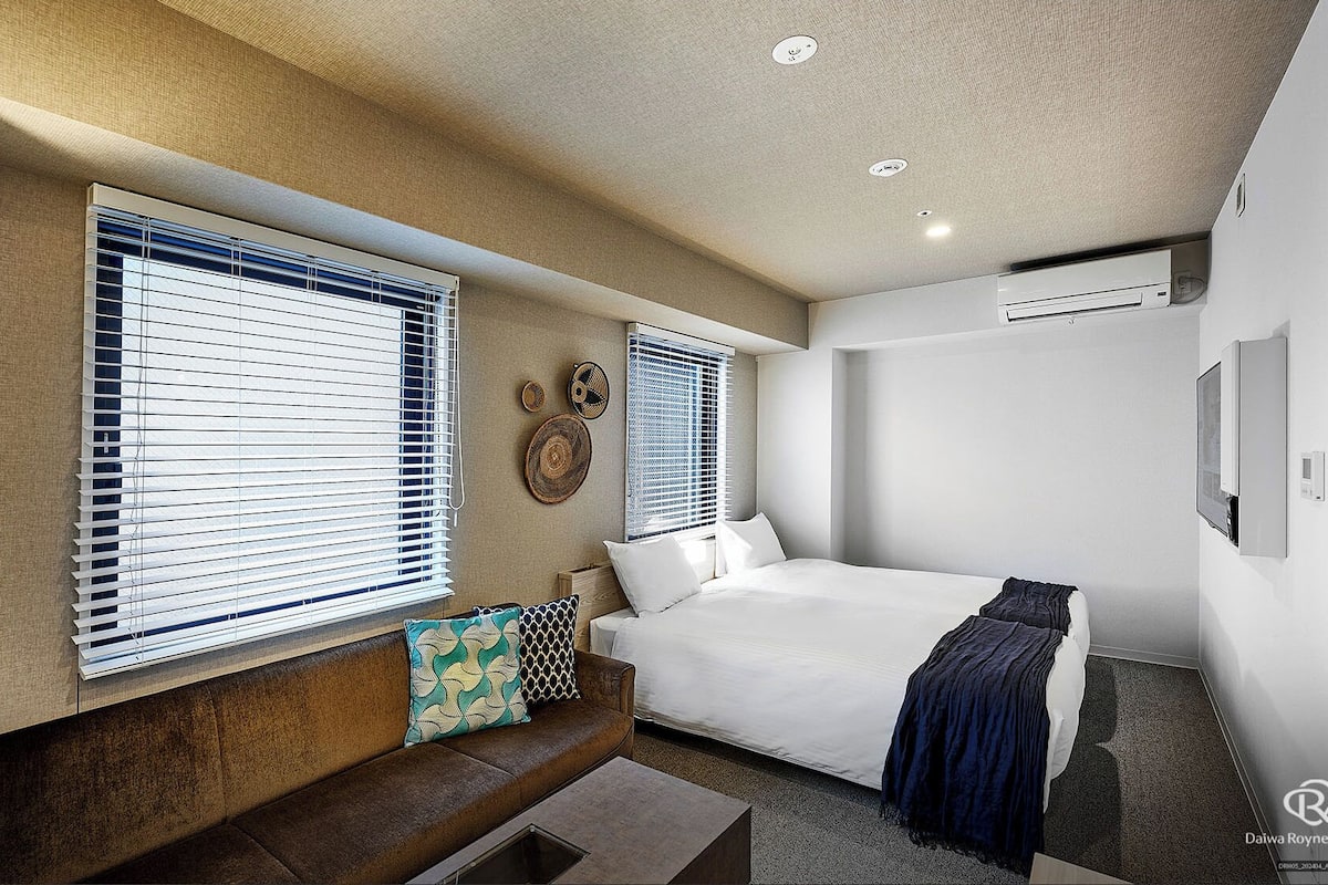 Cofres nos quartos, escrivaninha, cortinas blackout