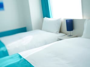 A hotel room with two beds, a nightstand, and a lamp. - Daiwa Roynet Hotel Osaka Shin Umeda ANNEX (Osaka)