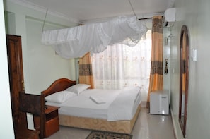 Premium bedding, desk, free WiFi
