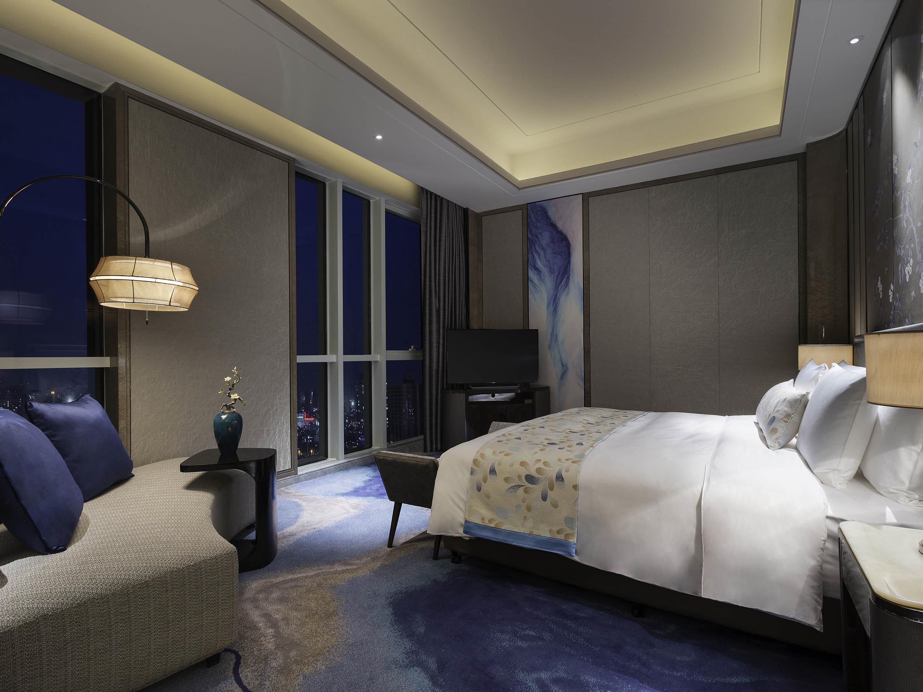 Minibar, in-room safe, laptop workspace, blackout curtains