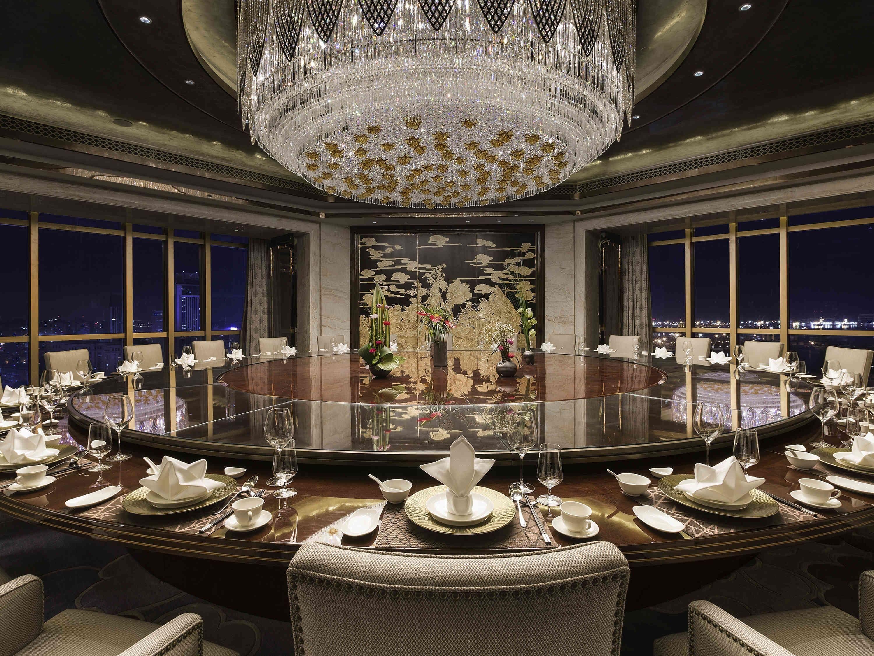 3 restaurants; breakfast, lunch, and dinner served