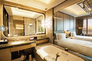 Separate tub and shower, towels - Pullman Yantai Center (Yantai)
