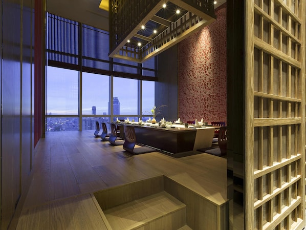 3 restaurants; breakfast, lunch and dinner served  - Pullman Yantai Center (Yantai)