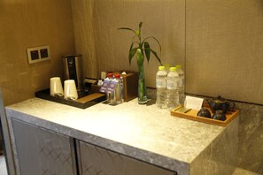 Minibar y caja de seguridad en la habitación 