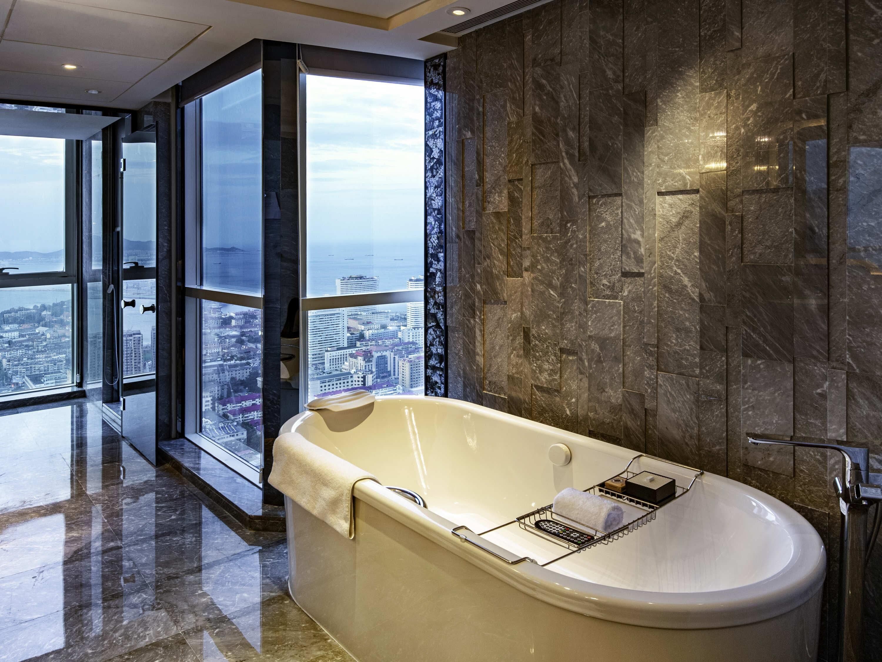 Suite – premium, 1 kingsize-seng, sjøutsikt | Minibar, safe på rommet, skrivebord for bærbar PC og blendingsgardiner