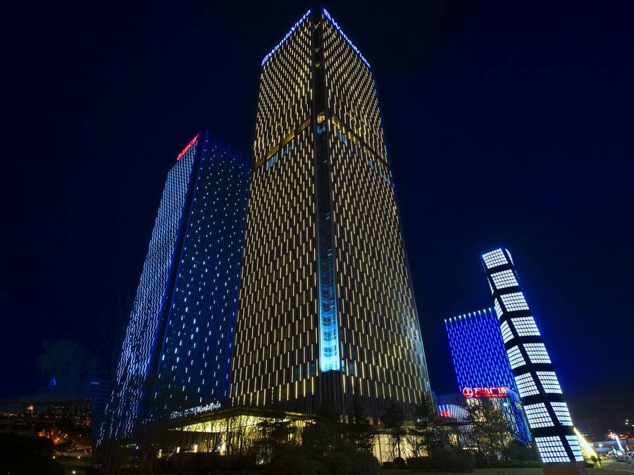 Fachada de la propiedad por la tarde o noche