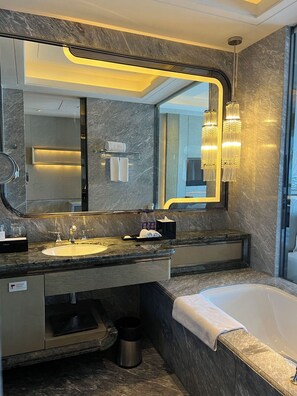 Bathtub dan shower terpisah dan handuk
