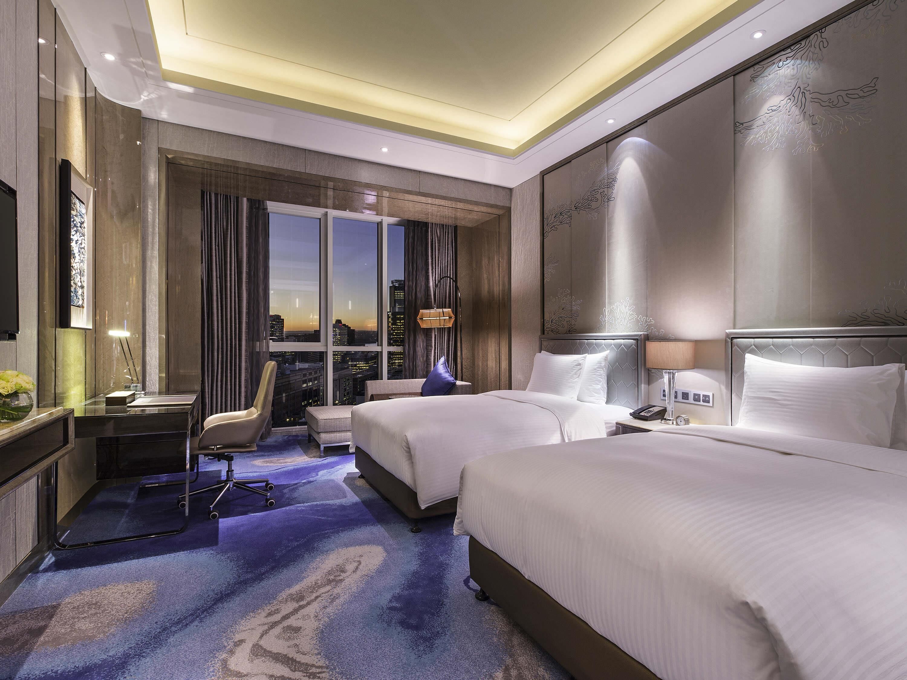 Minibar, in-room safe, laptop workspace, blackout drapes