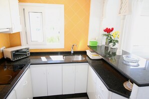 Kühlschrank, Herdplatte, Toaster, Kochgeschirr/Geschirr/Besteck