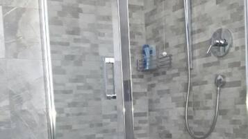 Dusche, Haartrockner, Bidet, Handtücher