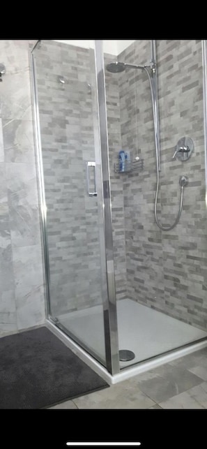 Bruser, hårtørrer, bidet, håndklæder