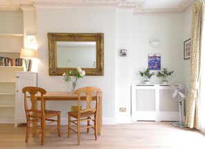 Interior - Central Covent Garden Plus Peaceful Bedrooms (London)