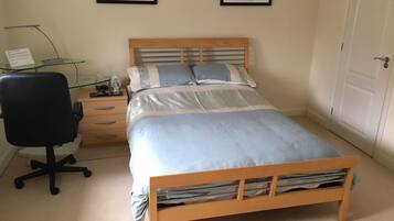 1 sovrum, skrivbord, strykjÀrn/strykbrÀda och wi-fi