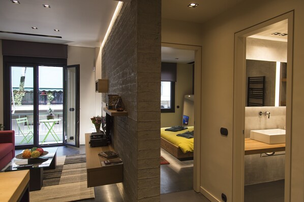 2 عدّة غرف نوم وخزنة داخل الغرفة ومكواة/لوح كي وسرير سفر