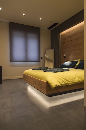 2 عدّة غرف نوم وخزنة داخل الغرفة ومكواة/لوح كي وسرير سفر