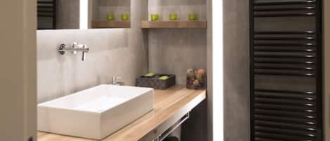 Combined shower/bathtub, eco-friendly toiletries, hair dryer, towels