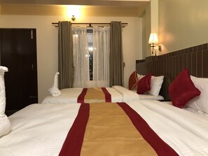 Familiekamer, 1 twee- of 2 eenpersoonsbedden, 2 slaapkamers, uitzicht op de binnenplaats, aan tuin | Koffie en/of koffiezetapparaat