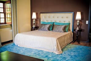 5 bedrooms, desk, iron/ironing board, travel cot