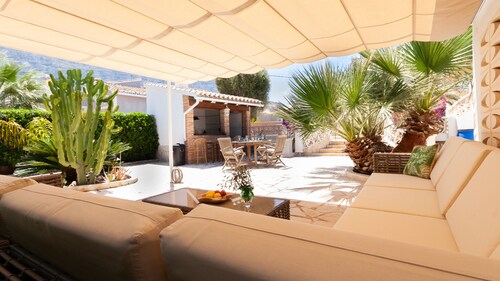 Pool villa in Dénia in top location with exclusive facilities