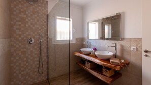 Dusche, Haartrockner, HandtĂŒcher