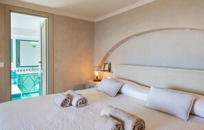7 bedrooms, travel crib, free WiFi, bed sheets