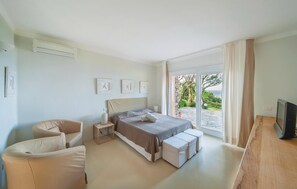 7 bedrooms, travel cot, free WiFi, bed sheets