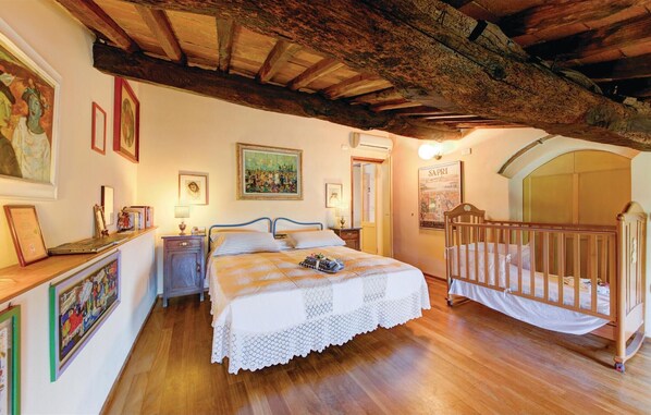 2 bedrooms, travel crib, free WiFi, bed sheets
