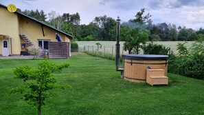 Outdoor spa tub - Quiet, centrally located holiday home with modern facilities (Wendisch Rietz)