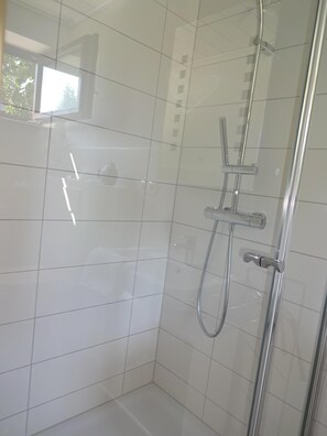 Ducha y bañera combinadas, secador de pelo, toallas y jabón