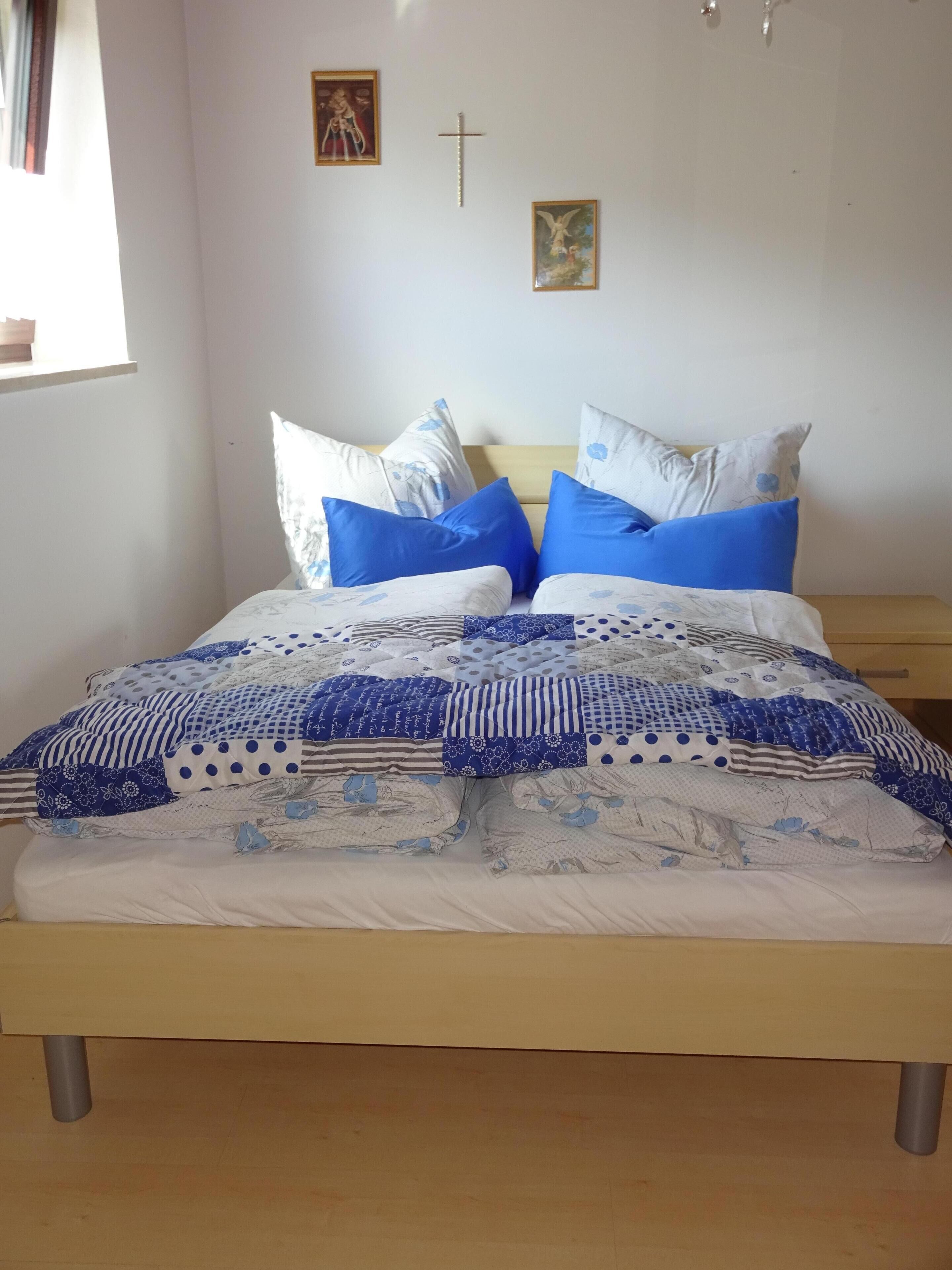 1 soverom, skrivebord, strykejern/-brett og reiseseng for barn