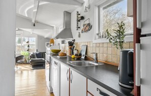 Fridge, stovetop, dishwasher, coffee/tea maker - Nice home in Jægerspris with kitchen (Jægerspris)