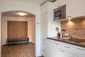 Kühlschrank, Mikrowelle, Ofen, Geschirrspüler