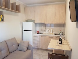 Refrigerador, microondas, placa de cocina, cafetera expreso