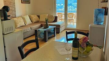 Comfort-Apartment, 1 Schlafzimmer, Terrasse, Meerblick | Wohnzimmer | 45-Zoll-Flachbildfernseher mit Kabelempfang, Fernseher