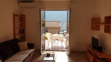 Apartment, 1 Bedroom, Sea View | Living area