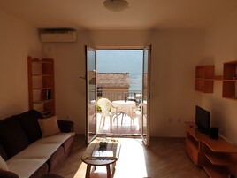 아파트, 침실 1개, 바다 전망 | 거실 공간 | 케이블 채널 시청이 가능한 45인치 평면 TV, TV