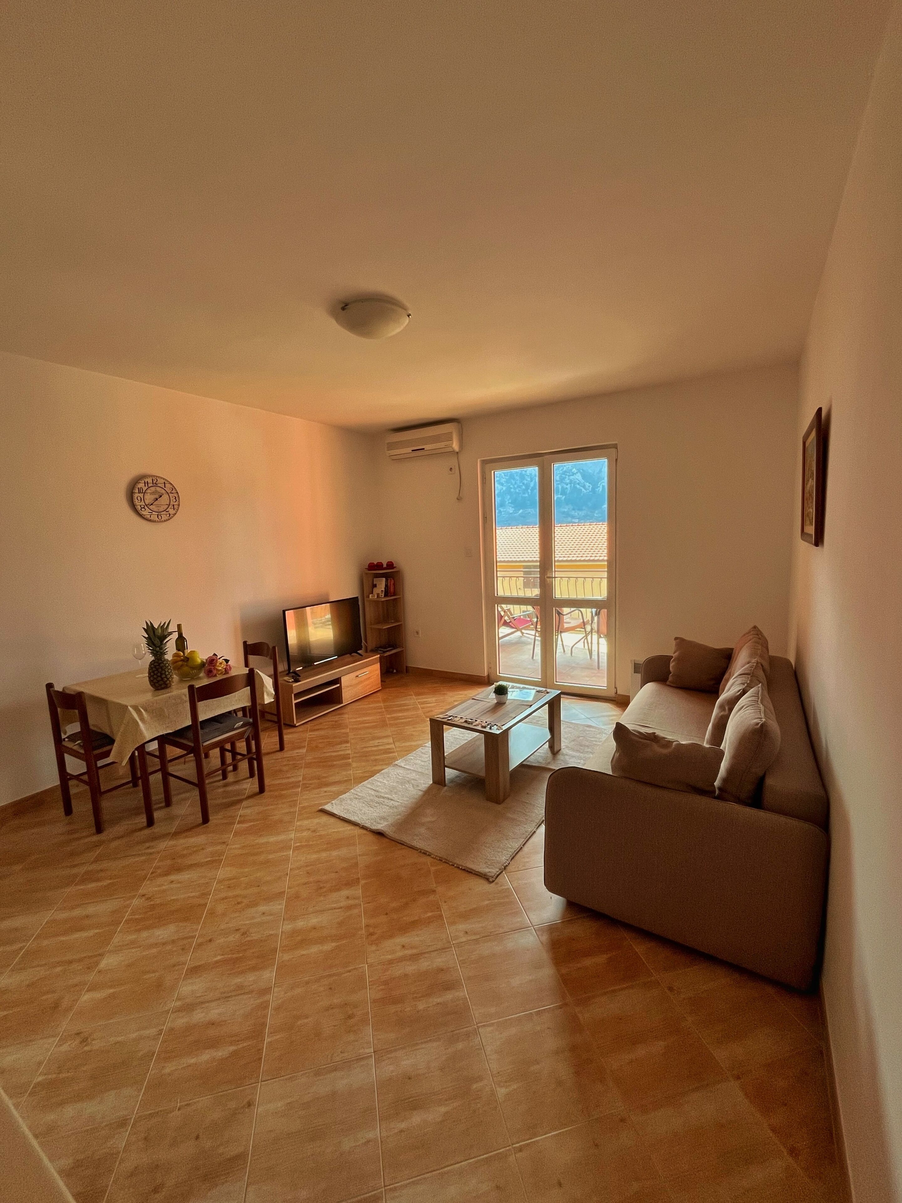 Apartment, 1 Schlafzimmer, Terrasse, Meerblick | Wohnbereich | 45-Zoll-Flachbildfernseher mit Kabelempfang, Fernseher
