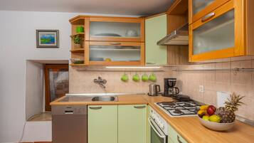 Frigorífico, placa de cocina, lavavajillas y cafetera o tetera